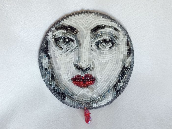 Broche La Buveuse de Sang