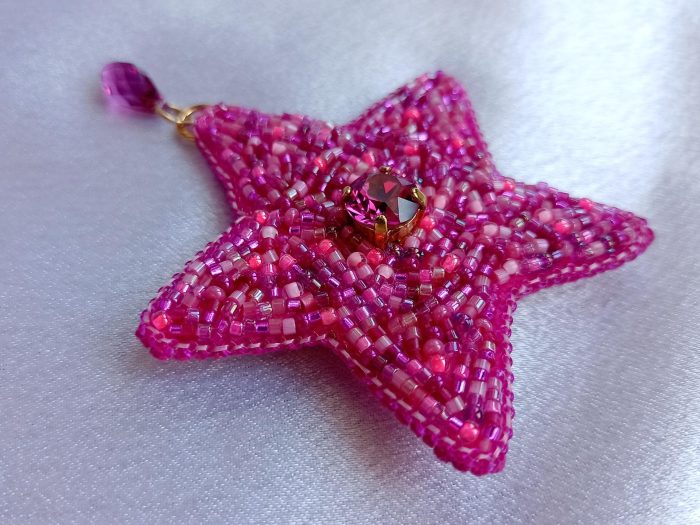 broche en perles