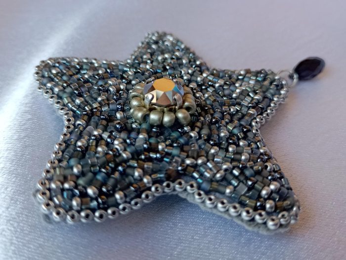 broche en perles