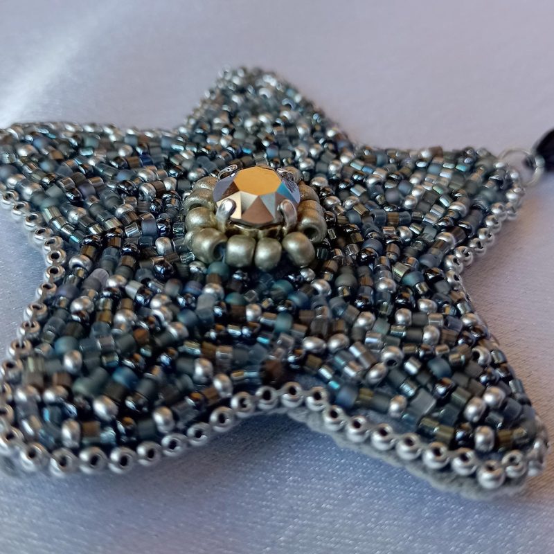 broche en perles