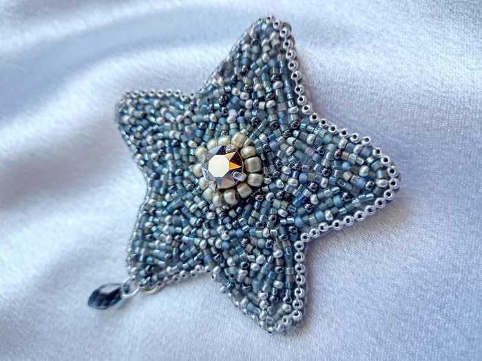 broche en perles