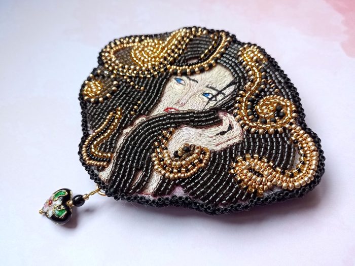 Gorgon Brooch - Image 4